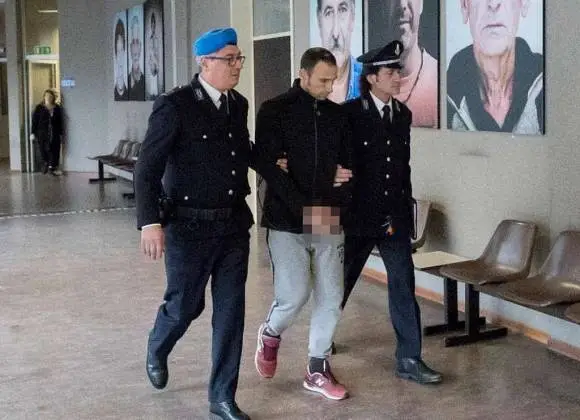 il compagno di elisa che viene arrestato
